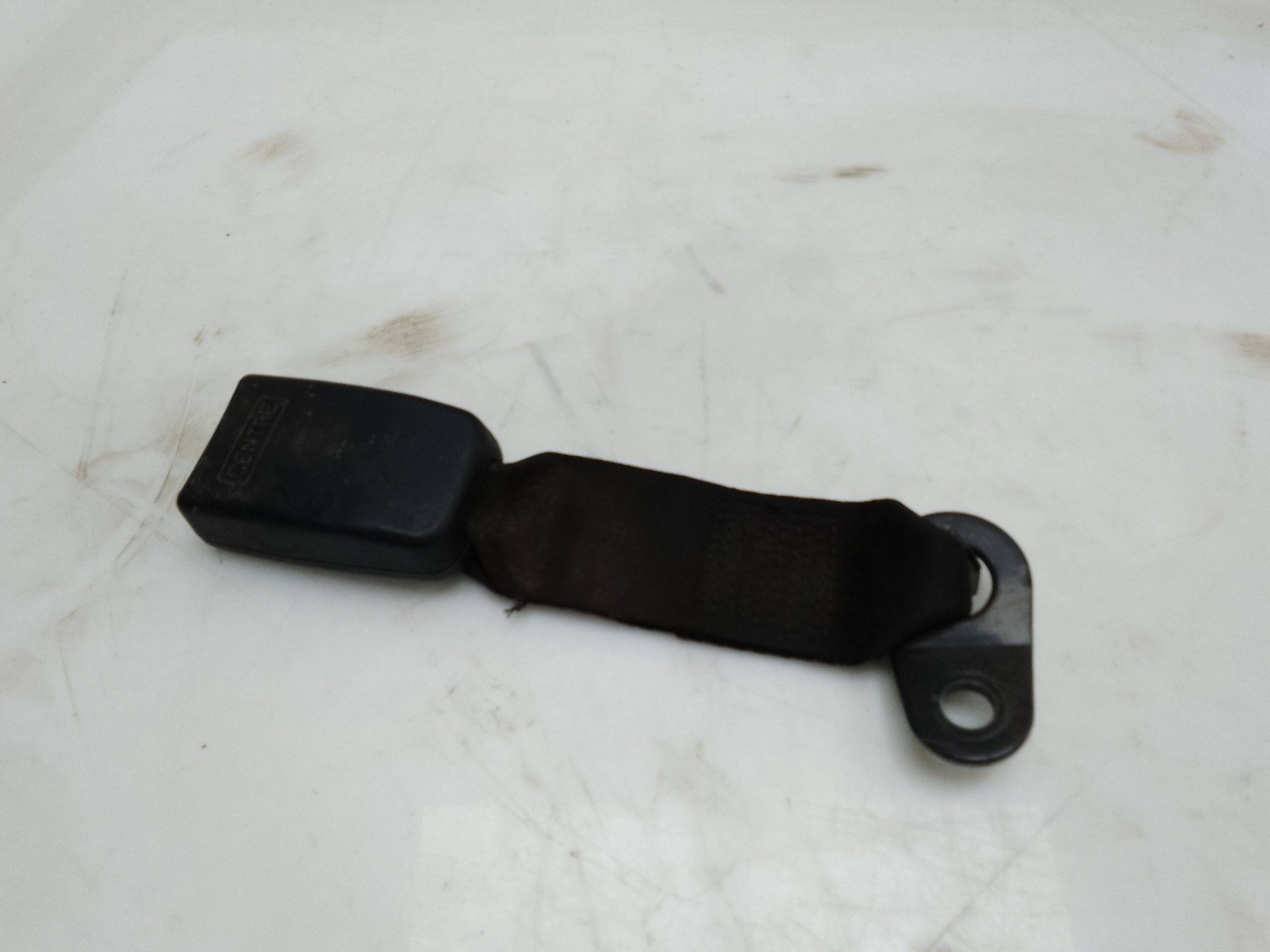 Anclaje enganche cinturon trasero nissan cabstar 01.04 ->