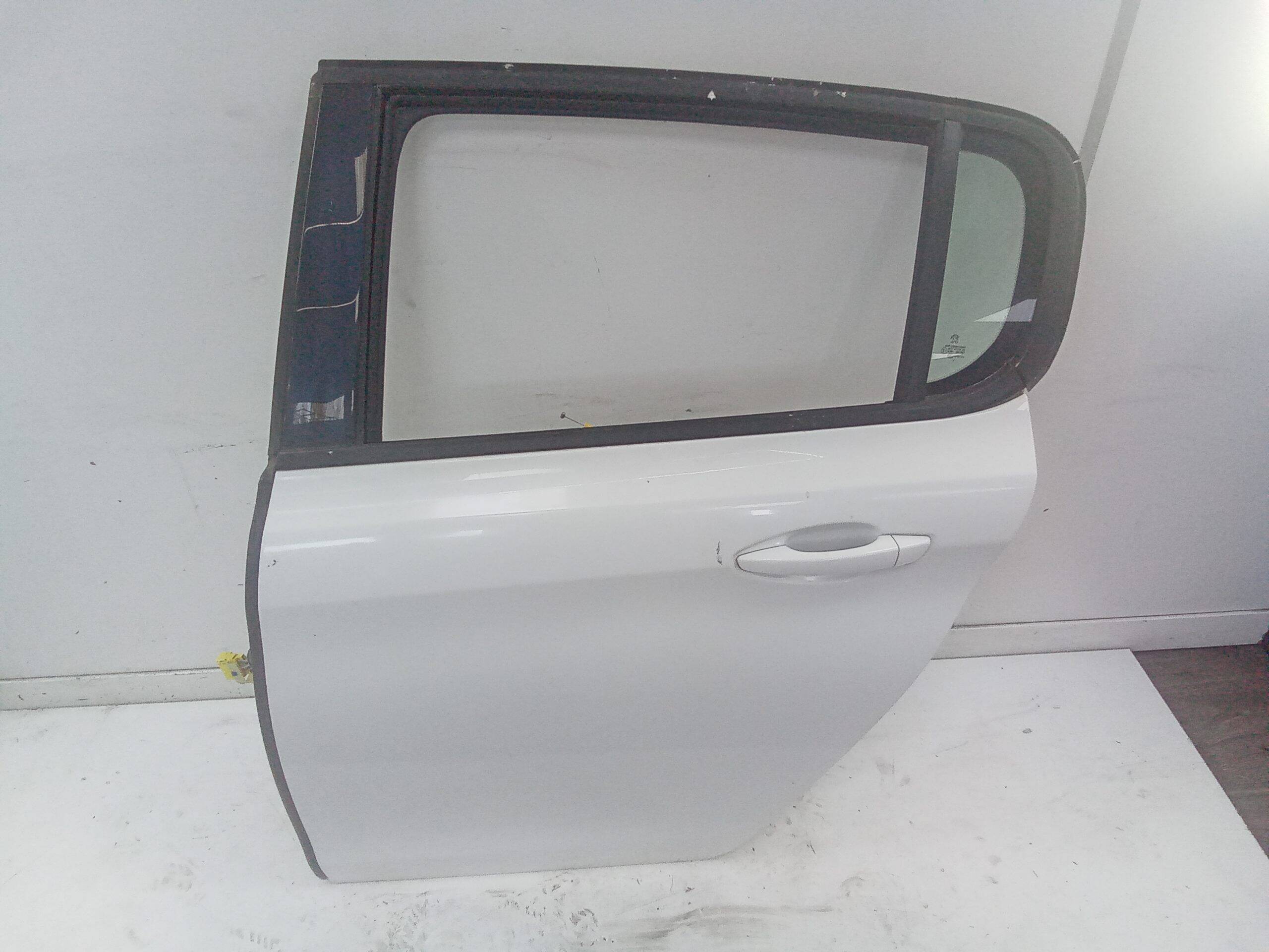 Puerta trasera izquierda peugeot 308 (2013->)